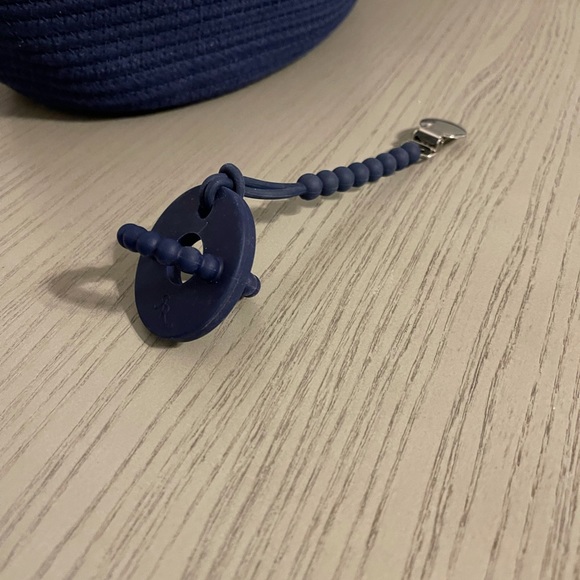 Navy Ryan & Rose navy blue teether with cutie clip - Picture 2 of 4